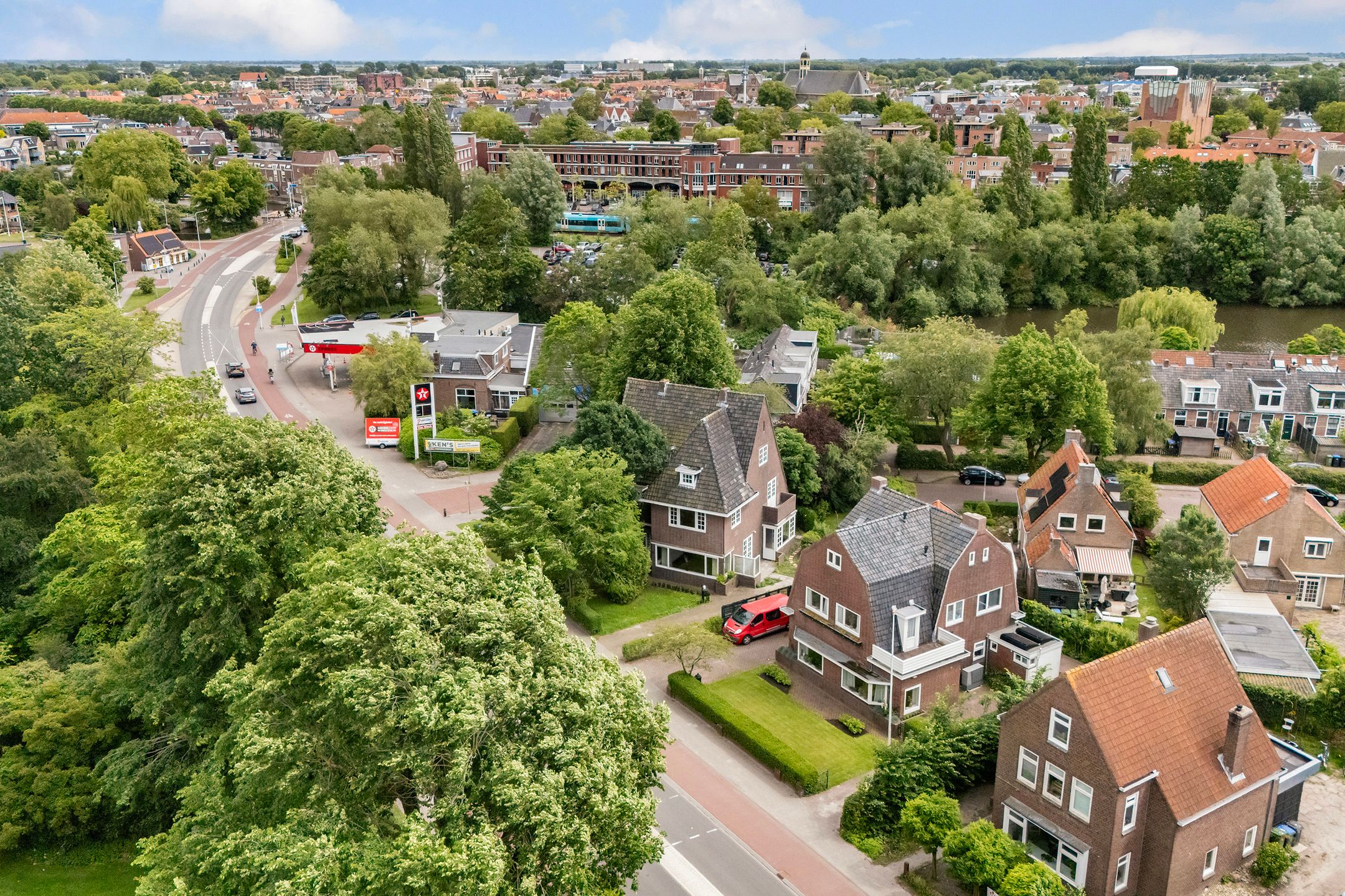 De karakteristieke ligging van Bolswarderweg 15 in Sneek