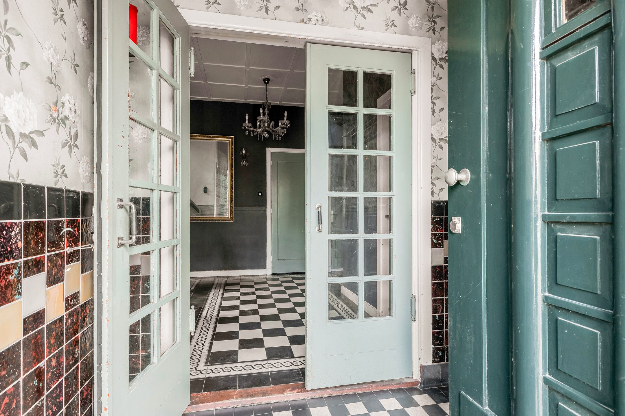 Vestibule met origineel tegelwerk