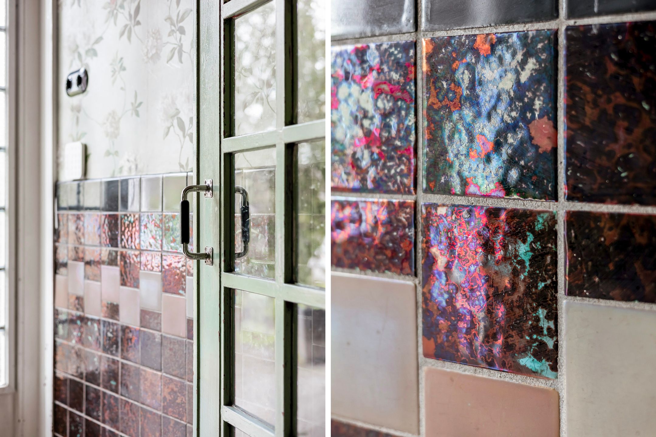 Detail van het glas-in-lood bij de entree