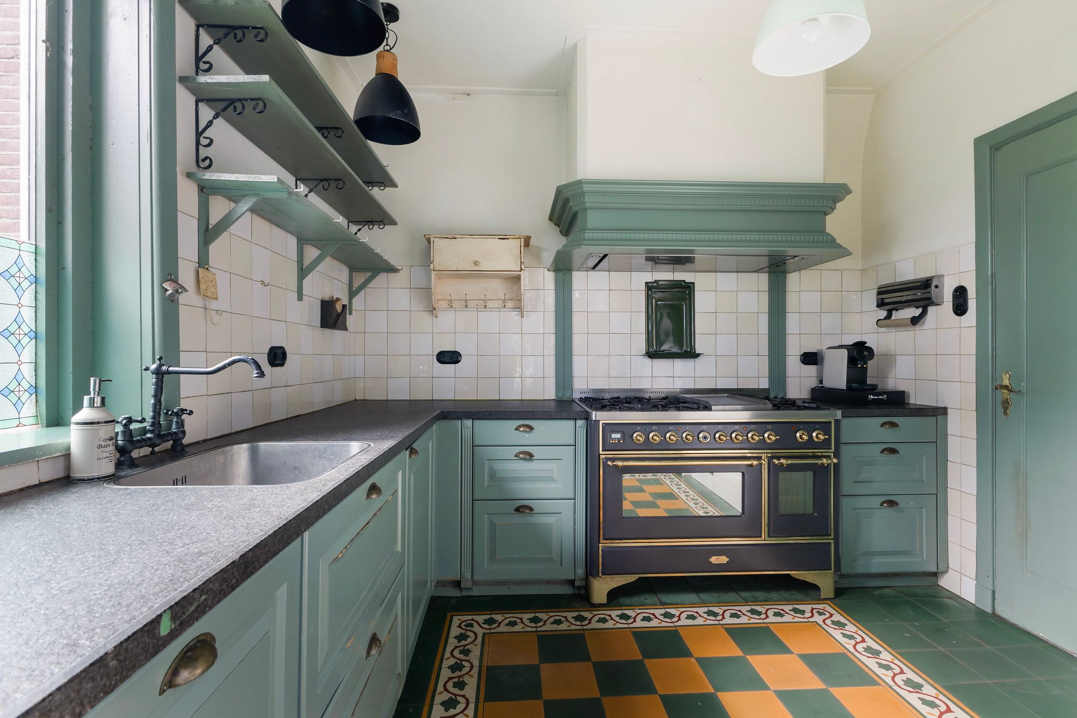 Groene keuken met glas-in-lood